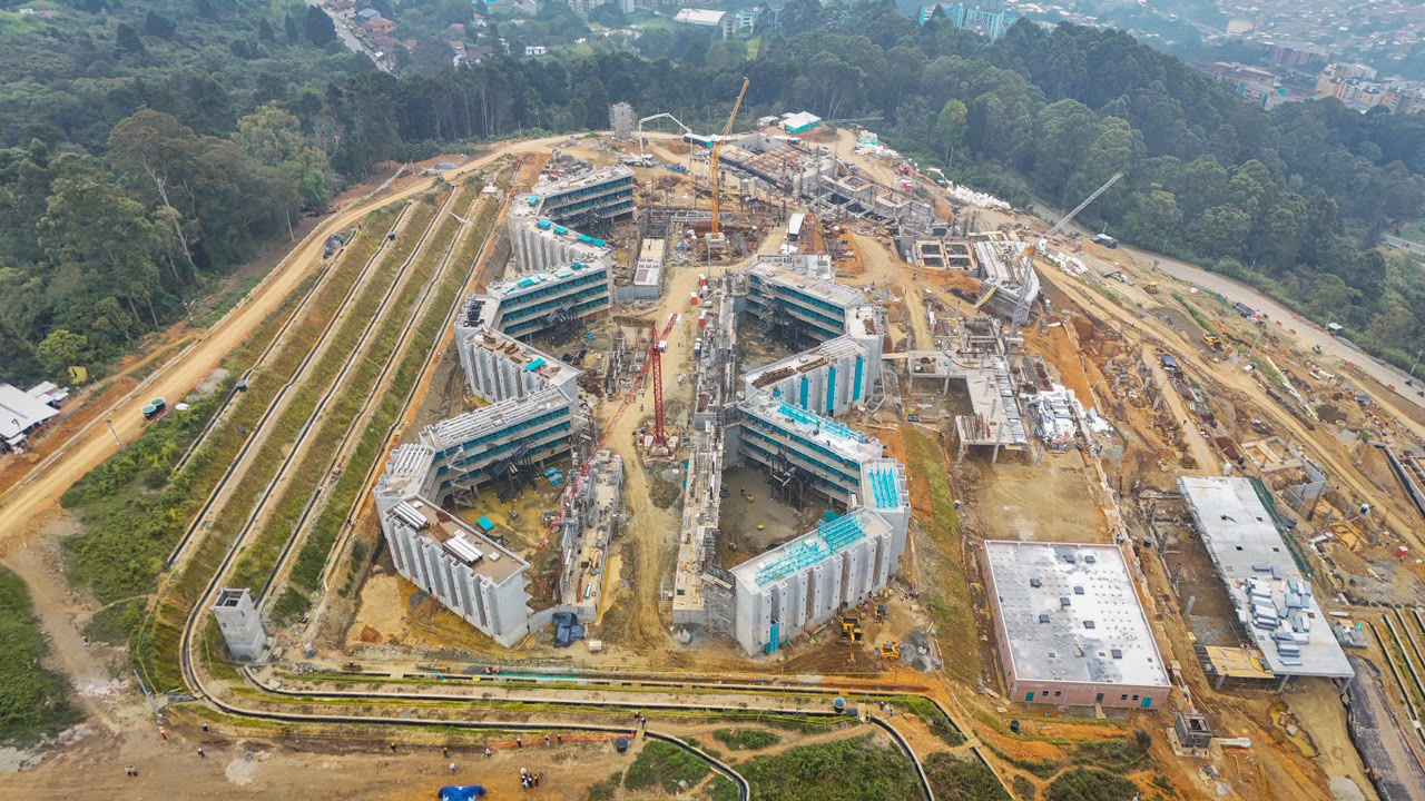 Megacárcel de Medellín llega al 47 % de obra civil Federico Gutiérrez durante un recorrido por la megacárcel de Medellín en construcción en San Cristóbal