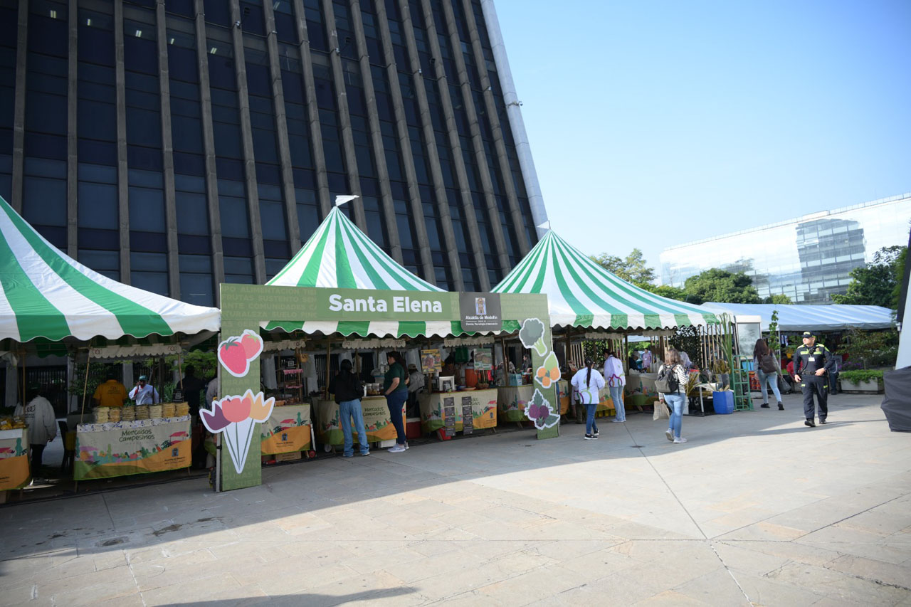 Mercados Campesinos en una jornada de venta de productos rurales en Medellín