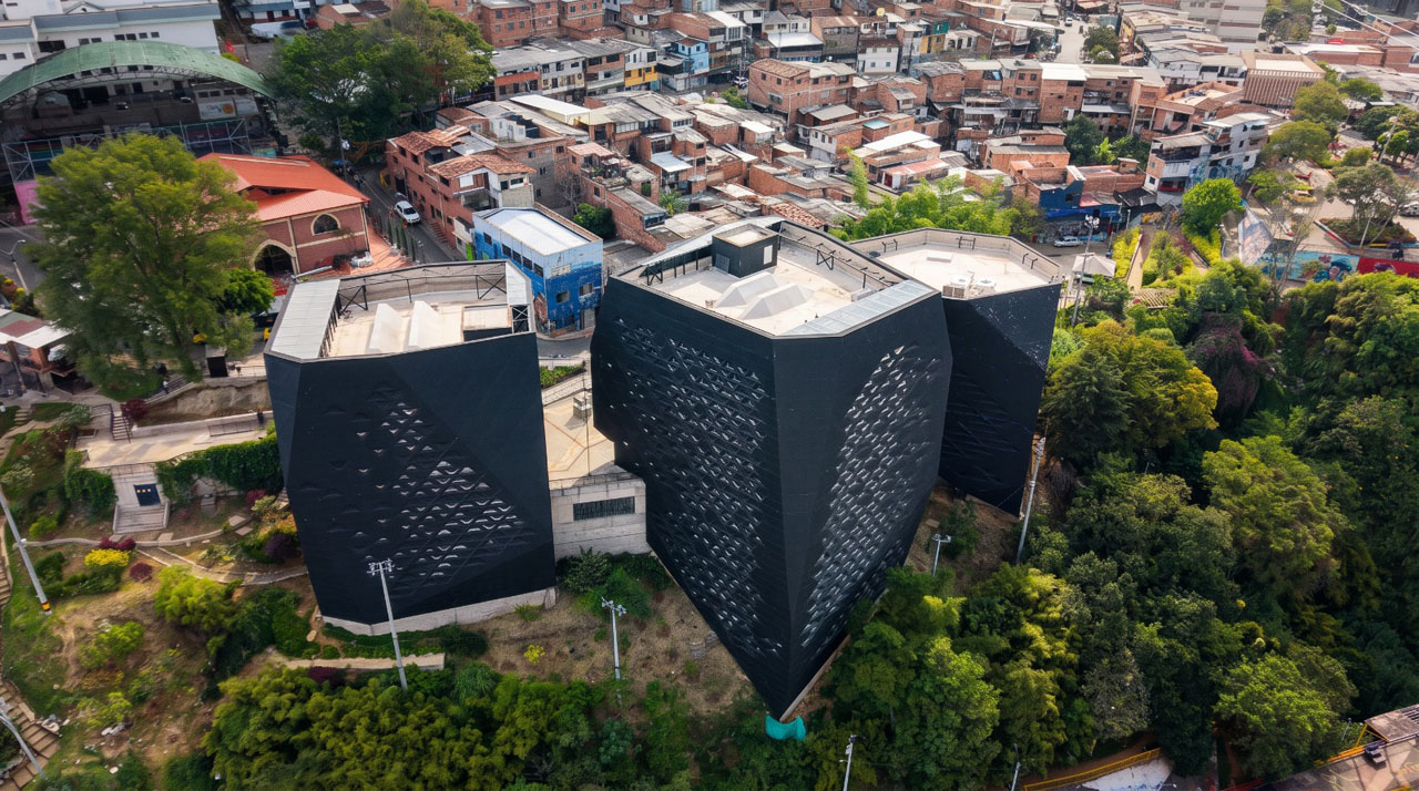 Vista del Parque Biblioteca Santo Domingo Savio tras la terminación de las obras