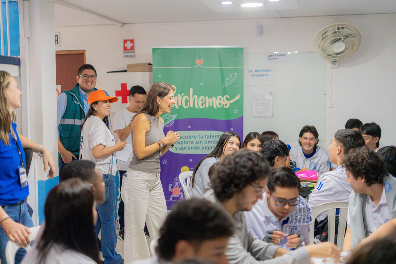 Delegación internacional visita la Institución Educativa Mater Dei durante la presentación de protección infantil en Medellín