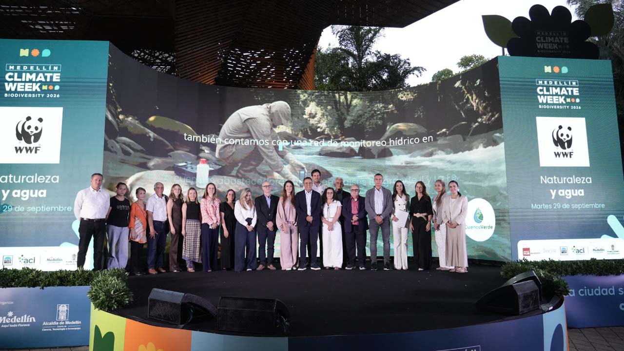 Representantes institucionales en la firma del pacto de seguridad hídrica en Medellín