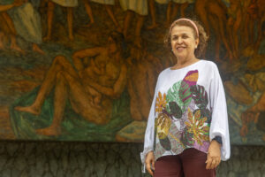 Profesora Teresita Alzate recibe medalla por su trayectoria en nutrición y educación