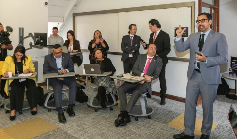 Turismo en Colombia: plan para desarrollo regional Mesa de trabajo sobre turismo en Colombia con representantes del Gobierno y del sector turístico