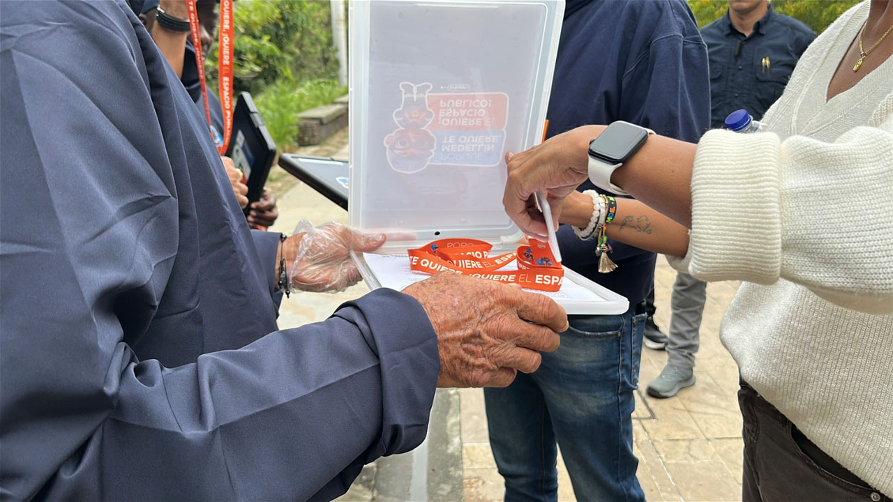 Vendedores informales durante entrega de autorizaciones en Medellín