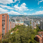 Medellín advierte multas y cierres por operar viviendas turísticas sin requisitos