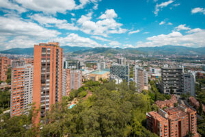 Medellín advierte multas y cierres por operar viviendas turísticas sin requisitos