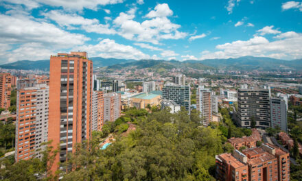 Medellín advierte multas y cierres por operar viviendas turísticas sin requisitos