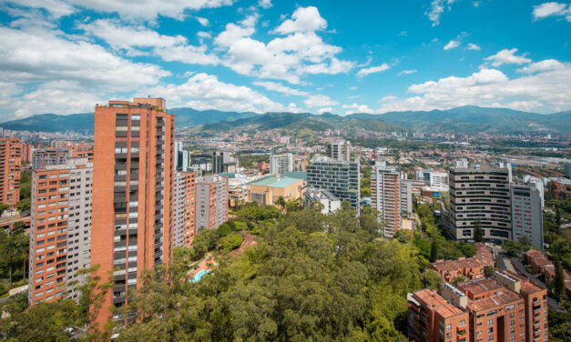 Medellín advierte multas y cierres por operar viviendas turísticas sin requisitos